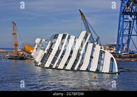 Travaux de sauvetage sur un bateau de croisière naufragé, naufragé, Costa Concordia, port de l'île de Giglio, Toscane, Isola del Giglio, naufrage, naufrage, Naufrage, Italie Banque D'Images