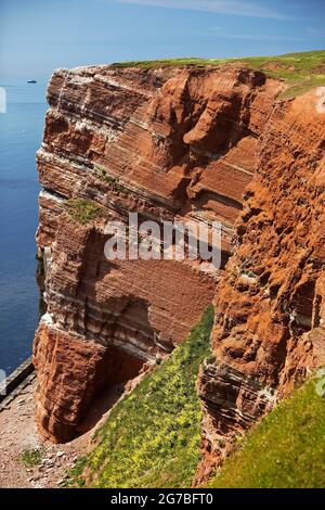 Côte ouest avec les falaises de grès rouge typiques et la mer du Nord, Helgoland, Schleswig-Holstein, Allemagne Banque D'Images