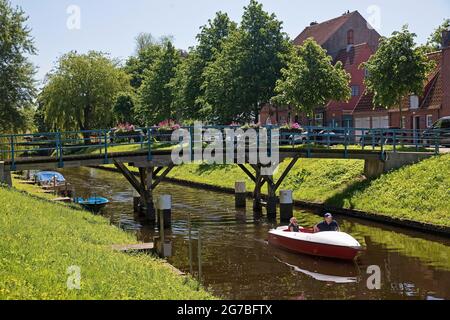 Pont sur le canal central Mittelburggraben avec pédalo, Friedrichstadt, Nordfriesland, Schleswig-Holstein, Allemagne Banque D'Images