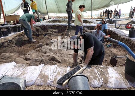 Kiryat Gat, Israël. 12 juillet 2021. Les archéologues israéliens travaillent sur le site archéologique Khirbet ar-Ra'i près de Kiryat Gat, dans le sud d'Israël, le 12 juillet 2021. Les archéologues israéliens et australiens ont découvert une carafe en poterie avec une inscription biblique rare dans le sud d'Israël, qui date d'il y a 3,100 ans, a déclaré l'Autorité des Antiquités d'Israël (IAA) lundi. Credit: Gil Cohen Magen/Xinhua/Alay Live News Banque D'Images