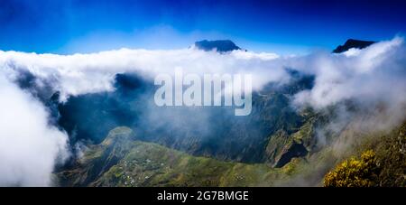 Le Cirque de Mafat vu du Maïdo est une vue typique du paysage de l'île de la Réunion Banque D'Images