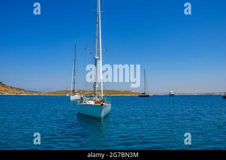 Magnifique paysage d'été près de la célèbre plage de Monastiri situé dans l'île de Paros, Cyclades, Grèce. Banque D'Images