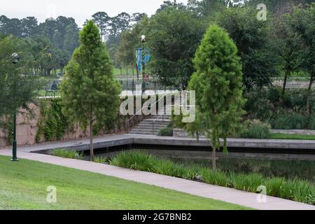 Vue sur la voie navigable dans les Woodlands, Texas. Banque D'Images