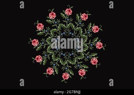 Motif pour la broderie d'un cadre rond de brindilles avec des fleurs roses rouges-roses avec des feuilles et un bord de violettes délicates sur des brindilles avec des feuilles sur un noir Banque D'Images