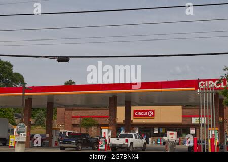 Augusta, GA USA - 04 29 21: Circle K station-service et magasin de proximité les gens et les voitures qui obtiennent le carburant - Tobacco Road Banque D'Images