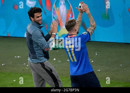 Londres, Royaume-Uni. 12 juillet 2021. Le finaliste de Wimbledon Matteo Berrettini et Ciro Immobile d'Italie célèbrent la victoire à la fin du match de football de l'UEFA Euro 2020 final entre l'Italie et l'Angleterre au stade Wembley à Londres (Angleterre), le 11 juillet 2021. Photo Andrea Staccioli/Insidefoto crédit: Insidefoto srl/Alamy Live News Banque D'Images