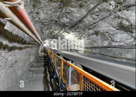 Convoyeur souterrain à bande pour le transport du minerai jusqu'à la surface Banque D'Images