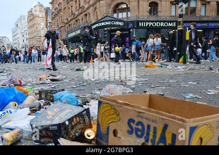 Des canettes de bière vides et d'autres détritus sont sur la route après que les fans de football soient dirigés loin de Leicester Square avant la finale de l'Euro 2020 Banque D'Images