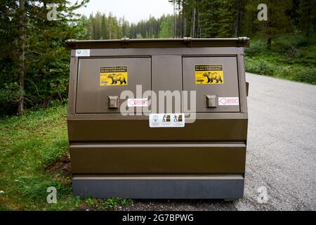 Poubelle à l'épreuve des ours, , pays de Kananaskis, Alberta, Canada. Banque D'Images