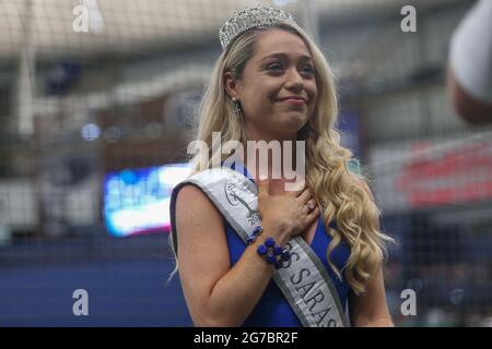 Saint-Pétersbourg, Floride. USA; Lauren Nielsen, Miss Sarasota County, chante les hymnes canadiens et américains avant une ligue majeure de baseball Banque D'Images