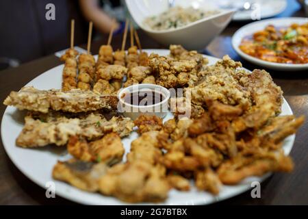 Variété de plats philippins sur la table au restaurant Banque D'Images