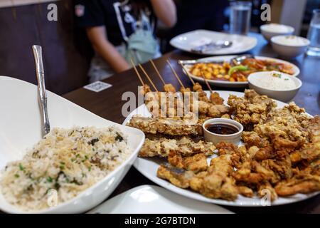 Variété de plats philippins sur la table au restaurant Banque D'Images
