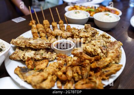 Variété de plats philippins sur la table au restaurant Banque D'Images