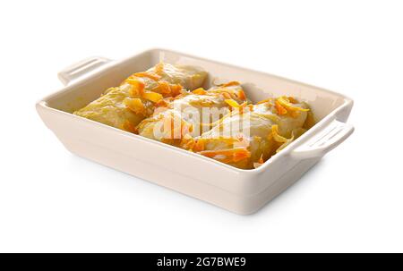 Plat de cuisson avec de savoureux petits pains de chou farcis sur fond blanc Banque D'Images