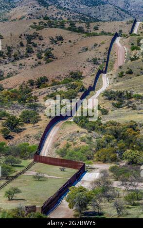 L'image montre la clôture de la frontière américaine à la frontière mexicaine, à l'ouest de Nogales Arizona et Nogales Sonora Mexico, vue du côté américain, à l'ouest. Banque D'Images