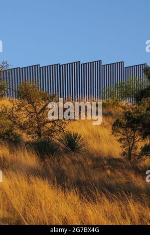 L'image montre la clôture de la frontière américaine à la frontière mexicaine, à l'ouest de Nogales Arizona. Ce type de barrière est un type plus ancien de construction de type « bollard », compo Banque D'Images