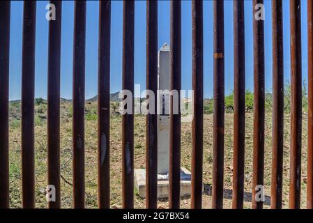 L'image montre la clôture de la frontière américaine et le monument de la frontière blanche sur la frontière du Mexique, à l'ouest de Nogales Arizona et Nogales Sonora Mexique . Ce type o Banque D'Images