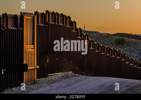 L'image montre la clôture de la frontière américaine sur la frontière du Mexique, à l'est de Nogales Arizona et Nogales Sonora Mexique, vu du côté américain, en regardant vers le sud-ouest.ce type de Banque D'Images