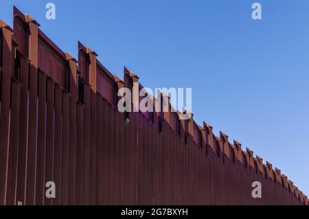 L'image montre la barrière frontalière américaine à la frontière mexicaine, à l'est de Nogales Arizona et Nogales Sonora Mexico, vue du côté américain. Ce type de barrière est « Boll Banque D'Images