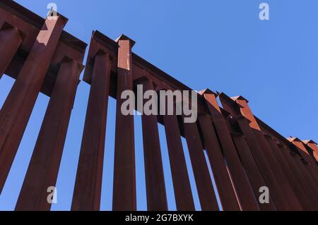 L'image montre la barrière frontalière américaine à la frontière mexicaine, à l'est de Nogales Arizona et Nogales Sonora Mexico, vue du côté américain. Ce type de barrière est « Boll Banque D'Images