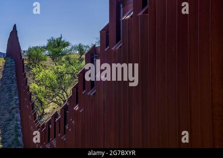 L'image montre la clôture de la frontière américaine à la frontière mexicaine, à l'est de Nogales Arizona et Nogales Sonora Mexico, vue du côté américain vers l'est. Notez comment la clôture Banque D'Images