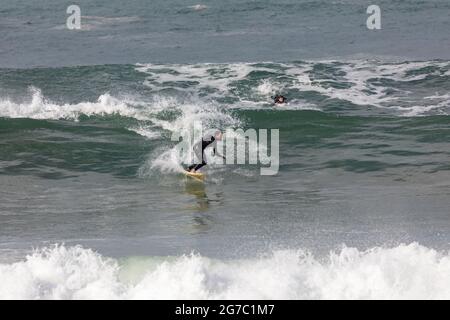 Surfeur australien qui fait de grandes vagues sur l'océan à Palm Beach à Sydney, un jour hiverne, Sydney, Australie Banque D'Images