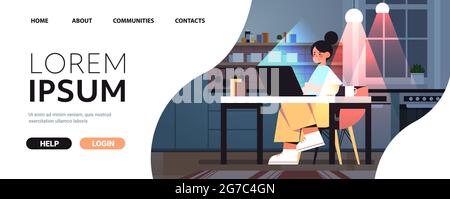 femme d'affaires surtravaillée indépendante regardant l'écran d'ordinateur portable femme assise sur le lieu de travail dans la nuit sombre chambre à la maison Illustration de Vecteur