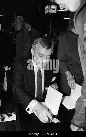 Copenhague/Danemark - la date de numérisation est 16. Mai 2017. (Date réelle inconnue de l'événement politique historique du Danemark) Uffe Ellemann Jensen Ministre danois de l'affais étranger période du 10 septembre 1982 au 25 janvier 1993 et chef du parti politique libéral danois et ancien journaliste de télévision à la braodcastin nationale DR et fils de politiciens et de ses enfants ont eux aussi pris part à la politique, Uffe Ellemann Jensen à la signature du livre à Magasin du Nord et la date de numérisation des images est le 16 mai 2017 (photo Francis Dean/Deanimages) Banque D'Images