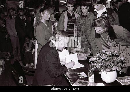 Copenhague/Danemark - la date de numérisation est 16. Mai 2017. (Date réelle inconnue de l'événement politique historique du Danemark) Uffe Ellemann Jensen Ministre danois de l'affais étranger période du 10 septembre 1982 au 25 janvier 1993 et chef du parti politique libéral danois et ancien journaliste de télévision à la braodcastin nationale DR et fils de politiciens et de ses enfants ont eux aussi pris part à la politique, Uffe Ellemann Jensen à la signature du livre à Magasin du Nord et la date de numérisation des images est le 16 mai 2017 (photo Francis Dean/Deanimages) Banque D'Images