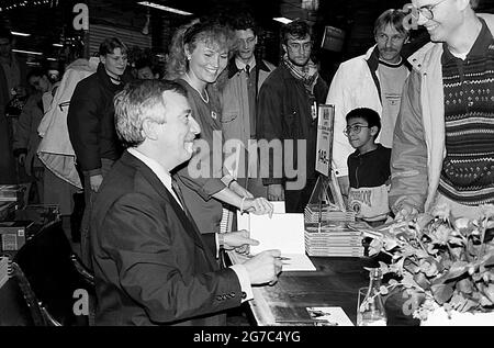 Copenhague/Danemark - la date de numérisation est 16. Mai 2017. (Date réelle inconnue de l'événement politique historique du Danemark) Uffe Ellemann Jensen Ministre danois de l'affais étranger période du 10 septembre 1982 au 25 janvier 1993 et chef du parti politique libéral danois et ancien journaliste de télévision à la braodcastin nationale DR et fils de politiciens et de ses enfants ont eux aussi pris part à la politique, Uffe Ellemann Jensen à la signature du livre à Magasin du Nord et la date de numérisation des images est le 16 mai 2017 (photo Francis Dean/Deanimages) Banque D'Images