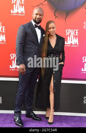 Los Angeles, Californie, Etats-Unis 12 juillet 2021 acteur Kenric Green et épouse actrice Sonequa Martin-Green assister à la première mondiale de Warner Bros. Photos 'espace Jam: A New Legacy' au Regal L.A. LIVE at 800 W. Olympic Blvd le 12 juillet 2021 à Los Angeles, Californie, États-Unis. Photo de Barry King/Alay Live News Banque D'Images