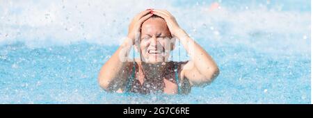 Portrait d'une femme qui a glissée dans l'eau stationnement Banque D'Images