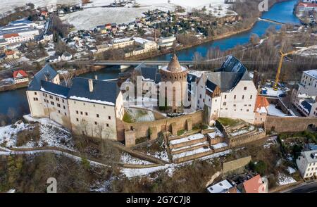 Leisnig, Allemagne. 27 janvier 2021. Le château de Mildenstein est enthroned sur un éperon rocheux au-dessus de la rivière Mulde. (Vue aérienne avec un drone) Credit: Jan Woitas/dpa-Zentralbild/ZB/dpa/Alamy Live News Banque D'Images