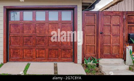 Pano Home à San Diego Californie avec une porte de garage en verre à côté d'une porte en bois Banque D'Images