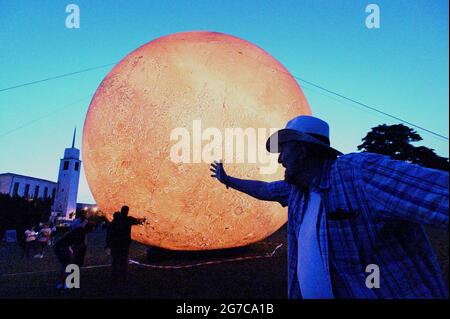 Brno, République tchèque. 12 juillet 2021. Un modèle gonflable géant de la planète Mars est exposé par l'Observatoire et le Planétarium de Brno sur la montagne de la vache à Brno, République Tchèque, le 12 juillet 2021. Crédit : Igor Zehl/CTK photo/Alay Live News Banque D'Images