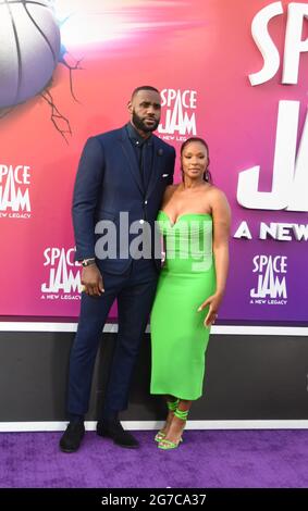 Los Angeles, Californie, États-Unis 12 juillet 2021 LeBron James et sa femme Savannah Brassson assistent à la première mondiale de Warner Bros. Pictures 'espace Jam: A New Legacy' au Regal L.A. LIVE at 800 W. Olympic Blvd le 12 juillet 2021 à Los Angeles, Californie, États-Unis. Photo de Barry King/Alay Live News Banque D'Images