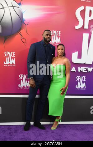 Los Angeles, Californie, États-Unis 12 juillet 2021 LeBron James et sa femme Savannah Brassson assistent à la première mondiale de Warner Bros. Pictures 'espace Jam: A New Legacy' au Regal L.A. LIVE at 800 W. Olympic Blvd le 12 juillet 2021 à Los Angeles, Californie, États-Unis. Photo de Barry King/Alay Live News Banque D'Images