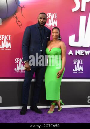 Los Angeles, Californie, États-Unis 12 juillet 2021 LeBron James et sa femme Savannah Brassson assistent à la première mondiale de Warner Bros. Pictures 'espace Jam: A New Legacy' au Regal L.A. LIVE at 800 W. Olympic Blvd le 12 juillet 2021 à Los Angeles, Californie, États-Unis. Photo de Barry King/Alay Live News Banque D'Images