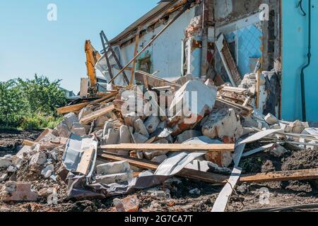 Pile de mur en brique de béton provenant d'un bâtiment démoli. Destruction de maison. Banque D'Images