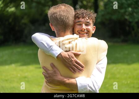 Oldenburg, Allemagne. 03ème juillet 2021. ILLUSTRATION - deux hommes saluent. (Scène posée) Credit: Mohssen Assanimoghaddam/dpa/Alay Live News Banque D'Images