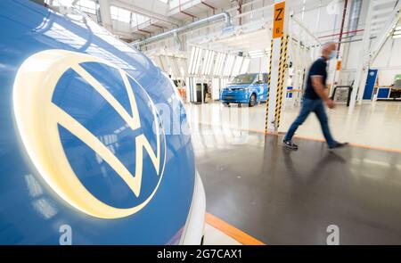 Hanovre, Allemagne. 05e juillet 2021. Un bus électrique ID.Buzz se trouve dans l'usine de véhicules commerciaux Volkswagen. Volkswagen présente les détails de sa nouvelle stratégie du Groupe. On s'attend à ce que le concept intitulé « nouvel Auto » mette, entre autres, davantage l'accent sur les thèmes clés de la numérisation et des services. Le plus grand groupe automobile d'Europe a déjà prévu des investissements à deux chiffres d'un milliard pour les prochaines années afin d'étendre sa gamme de modèles électriques et hybrides ainsi que sa propre production de cellules de batterie. Credit: Julian Stratenschulte/dpa/Alay Live News Banque D'Images