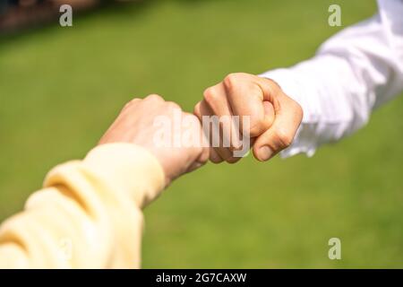 Oldenburg, Allemagne. 03ème juillet 2021. ILLUSTRATION - deux hommes font un salut de poing (scène posée). Credit: Mohssen Assanimoghaddam/dpa/Alay Live News Banque D'Images