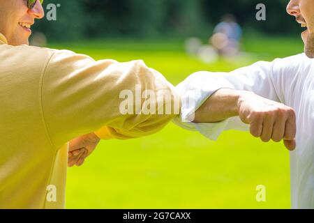 Oldenburg, Allemagne. 03ème juillet 2021. ILLUSTRATION - deux hommes se saluent les uns les autres avec leurs coudes. (Scène posée) Credit: Mohssen Assanimoghaddam/dpa/Alay Live News Banque D'Images