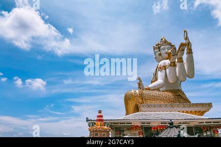 Wat Saman Rattanaram temple aux pétales de fleurs à Chachoengsao, Thaïlande Banque D'Images