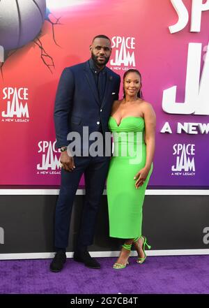 Los Angeles, Californie, États-Unis 12 juillet 2021 LeBron James et sa femme Savannah Brassson assistent à la première mondiale de Warner Bros. Pictures 'espace Jam: A New Legacy' au Regal L.A. LIVE at 800 W. Olympic Blvd le 12 juillet 2021 à Los Angeles, Californie, États-Unis. Photo de Barry King/Alay Live News Banque D'Images