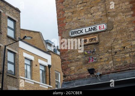 Londres- juillet, 2021: Panneau de rue Brick Lane, une rue importante dans l'est de Londres, remarquable pour sa population bengali et les magasins et les marchés hippster Banque D'Images