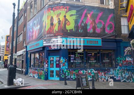 Londres- juillet 2021: Shadyside Video store sur Shoreditch High Street, un magasin éclair Netflix Banque D'Images