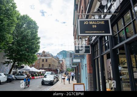 Londres - juillet 2021 : Brushfields Street à l'extérieur du marché de Spitalfields. Un marché à la mode avec des magasins de vêtements et de produits alimentaires à Shoreditch, dans la région de la ville de Londres Banque D'Images