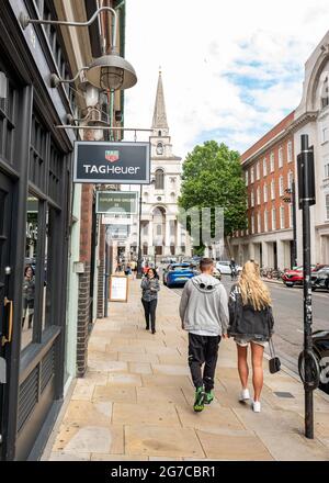 Londres - juillet 2021 : Brushfields Street à l'extérieur du marché de Spitalfields. Un marché à la mode avec des magasins de vêtements et de produits alimentaires à Shoreditch, dans la région de la ville de Londres Banque D'Images