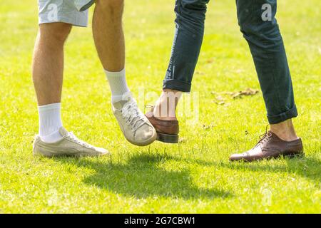 Oldenburg, Allemagne. 03ème juillet 2021. ILLUSTRATION - deux hommes se saluent les uns les autres avec leurs pieds. (Scène posée) Credit: Mohssen Assanimoghaddam/dpa/Alay Live News Banque D'Images